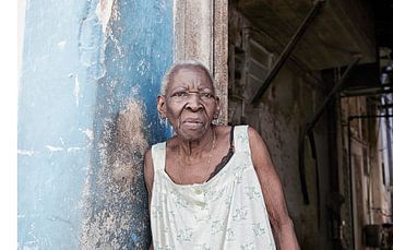 portret van een Cubaanse vrouw in Havana, Cuba van Tjeerd Kruse