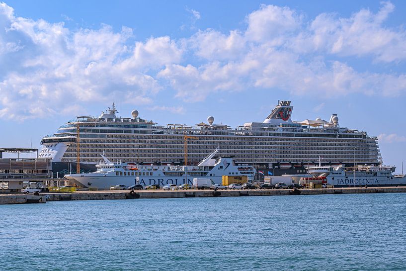 Kroatien : Das Kreuzfahrtschiff im Hafen von Split von Photoart-Naegele