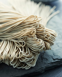 Texturen handgemachter Soba-Nudeln von Gayane Nakada