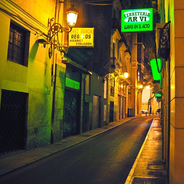 Ruelle de nuit à Valence par Silva Wischeropp