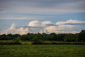 Vue panoramique sur d'énormes formations nuageuses sur Matthias Korn
