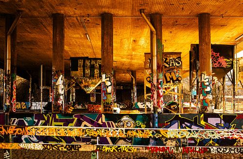 Graffiti Underpass – Concrete Columns in Golden Light | Urban Street-Art Photography