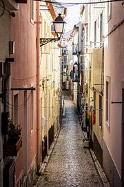 Eine schmale Gasse in Pastelltönen in Nazaré von Opmeer Reports
