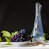 Nature morte avec vase, raisins et œufs. sur Anneke Hooijer