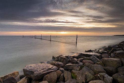 Filets de pêche dans l'IJsselmeer sous le soleil de l'eau sur Bram Lubbers