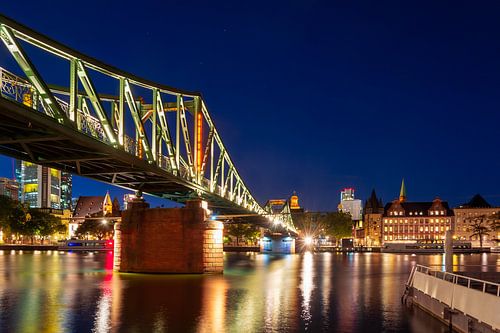 De IJzeren Brug in Frankfurt bij nacht