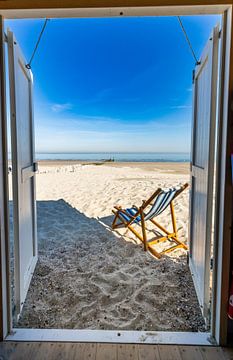 Vanuit het strandhuisje op het strand van Domburg van Danny Bastiaanse