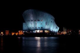 Nemo Gebouw in Amsterdam aan de haven bij nacht van Eye on You