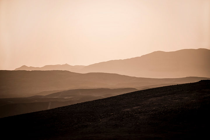 Hot desert, hot desert by <span class="secondary-font">Corrine Ponsen</span>