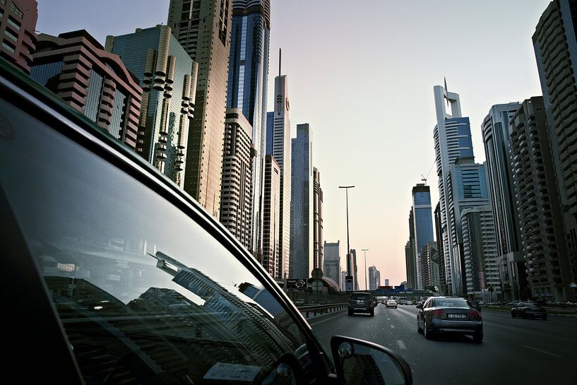 Dubai Skyline bei Sonnenuntergang. Vereinigte Arabische Emirate von Tjeerd Kruse