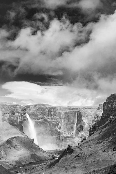 Haifoss waterval vanaf de Fossa rivier in IJsland in zwart wit van Sjoerd van der Wal Fotografie