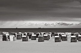 Spectacle nuageux avant la tempête sur la mer Baltique - monochrome 