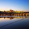 Praag - Karelsbrug over de Moldau en kasteel bij zonsondergang van Frank Herrmann