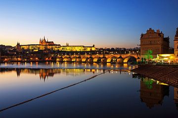 Prag - Karlsbrücke über die Moldau und Burg im Sonnenuntergang