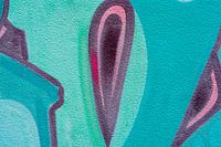 Abstraktes Bild eines Details einer Graffiti-Wand in blau-violetten Farben