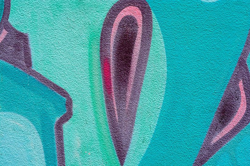 Abstracte afbeelding van een detail van een graffiti muur in blauw paarse kleuren van Trinet Uzun