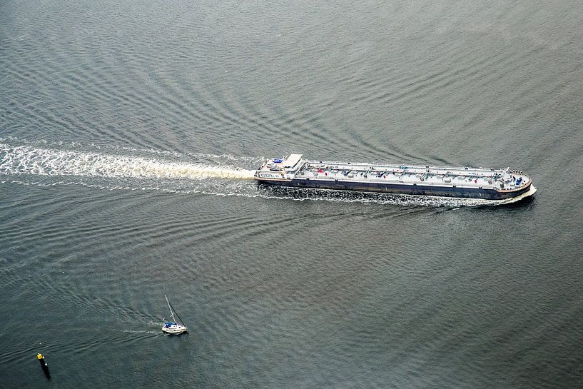 Vrachtschip in het water van Melvin Erné