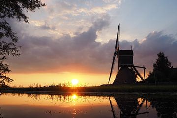 Molen in Utrecht bij Kockengen tijdens zonsondergang (augustus 2017) van Nick Hartman