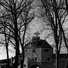 Naar de Vischpoort van Harderwijk in zwart-wit van Gerard de Zwaan