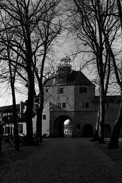 To Harderwijk's Vischpoort in black and white by Gerard de Zwaan
