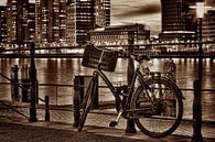 Bicycle by night in Rotterdam van Rob van der Teen thumbnail