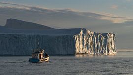 Ein Fischerboot in der Discobay-Bucht in Grönland von Anges van der Logt