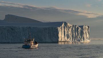 Ein Fischerboot in der Discobay-Bucht in Grönland von Anges van der Logt