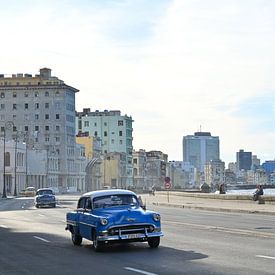 Oldtimers op de Malecón in Havana van Anouk Hol