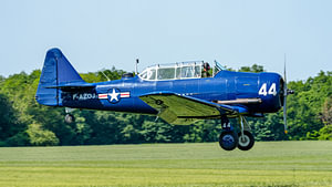 Eine nordamerikanische Harvard Mk IV bei der Landung.
