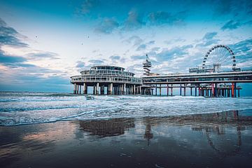 Pier of Schevingen by Samantha Rorijs