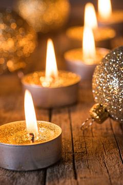 Bougies dorées de l'Avent et de Noël sur Alex Winter