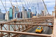 Yellow cab on Brooklyn Bridge van Natascha Velzel thumbnail