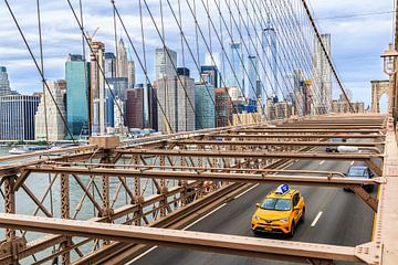 Yellow cab on Brooklyn Bridge van Natascha Velzel