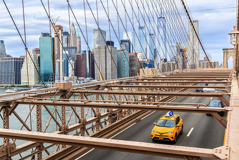 Yellow cab on Brooklyn Bridge van Natascha Velzel