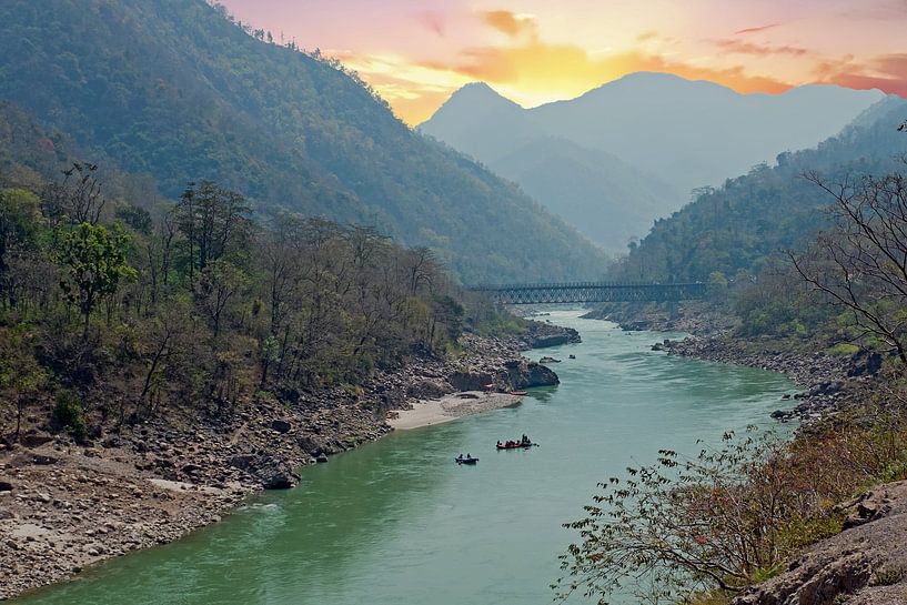 De heilige rivier de Ganges in India bij zonsondergang von Eye on You