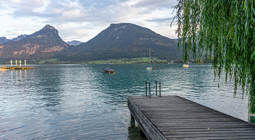 auf einem Bootssteg am Wolfgangsee in den österreichischen Alpen (Salzkammergut), St. Wolfgang. von Animaflora PicsStock