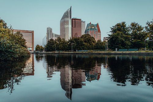 Die Skyline von Den Haag bei Sonnenuntergang von Bart Maat