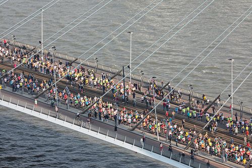 De start van de Marathon op de Erasmusbrug in Rotterdam