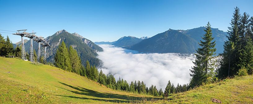 soleil sur la montagne Zwolferkopf, vue sur le lac foggy Achensee. K par SusaZoom