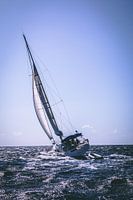 Voilier dans les eaux de la côte amalfitaine en Italie