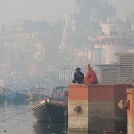 Heilig werkoverleg  aan de oever van de Ganges van mark schreuder