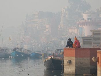 Heilig werkoverleg  aan de oever van de Ganges