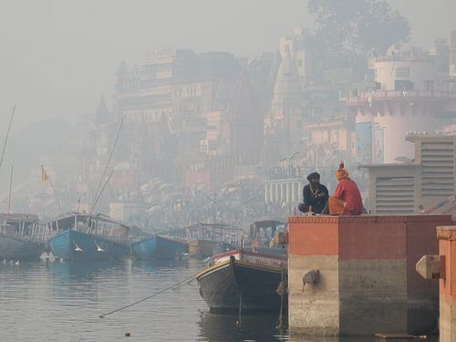 Heilig werkoverleg  aan de oever van de Ganges von mark schreuder