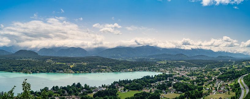 Vue de la promenade au bord du lac à Velden, sur le magnifique lac Woerthersee. par Andreas Völkel