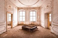 Piano dans un palais abandonné. par Roman Robroek - Photos de bâtiments abandonnés Aperçu