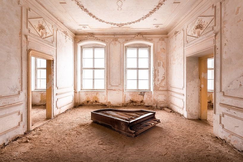 Piano dans un palais abandonné. par Roman Robroek - Photos de bâtiments abandonnés