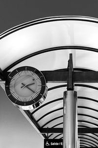 Abstract beeld - Detail station kap en klok van Marianne van der Zee