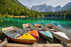 Boote an einem Bergsee von Kevin Baarda