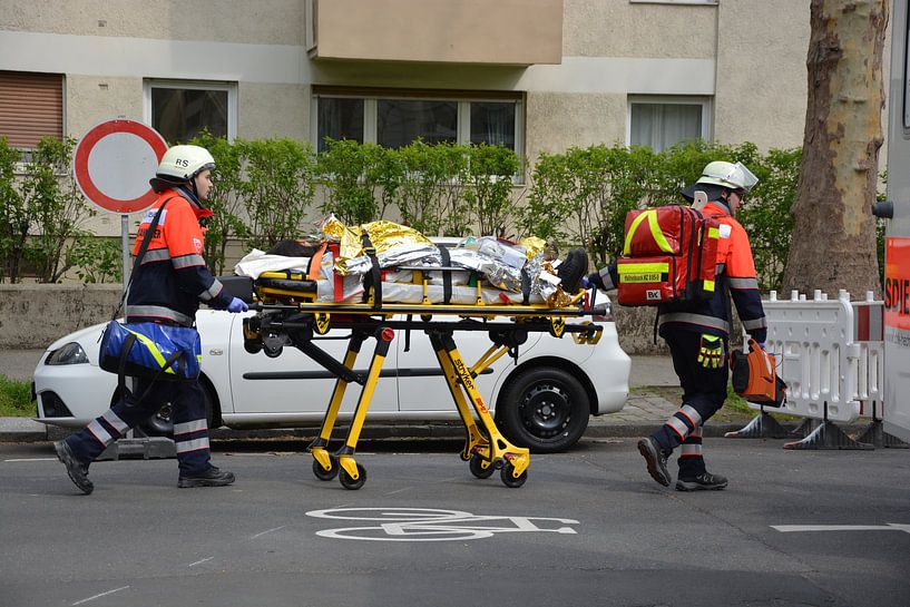 Le service de secours lors du transport d'un patient par mz.einsatzfahrzeuge