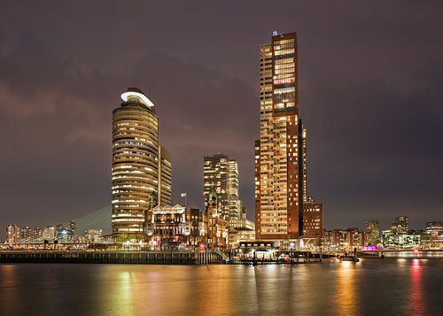 Stadtbild Kop van Zuid in der Dämmerung mit Turm von Montevideo